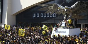 Η πλατεία του αετού έξω από την Allwyn Arena πριν την έναρξη του ντέρμπι με τον Ολυμπιακό