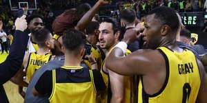 Οι παίκτες της ΑΕΚ πανηγυρίζουν την πρόκριση στο Final Four του BCL