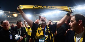 Ο Μάριος Ηλιόπουλος πανηγυρίζει το 14ο πρωτάθλημα της ΑΕΚ