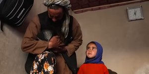 Ο Αμπντούλ Ρασίντ Αζίμι είναι έτοιμος να πουλήσει μια κόρη του για να θρέψει τα άλλα παιδιά του στο Αφγανιστάν