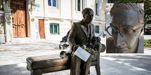 Άγνωστοι βανδάλισαν το άγαλμα του Κωνσταντίνου Καβάφη στη Διονυσίου Αρεοπαγίτου