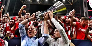 Οι αδερφοί Αγγελόπουλοι σηκώνουν το τρόπαιο της Euroleague 