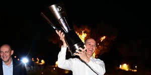 Ο πρόεδρος του Ολυμπιακού με το τρόπαιο της Euroleague στο δείπνο της ομάδας 