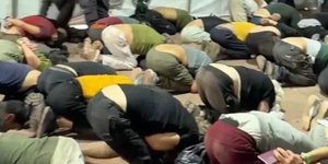 Ακτιβιστές του στολίσκου για τη Γάζα δεμένοι και γονατιστοί στο λιμάνι της Ασντόντ 
