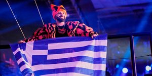 Ο Akylas με την ελληνική σημαία στον Α' Ημιτελικό της Eurovision 2026 