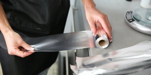 Το αλουμινόχαρτο στην κουζίνα χρησιμεύει σε πολλές παραλλαγές 