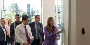 Ο πρύτανης του ΕΚΠΑ Γεράσιμος Σιάσος και η πρόεδρος του ΙΝΕΔΙΒΙΜ Άννα Ροκοφύλλου