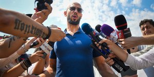 O μισογύνης influencer Άντριου Τέιτ 