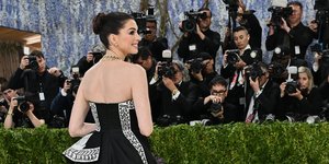 H Αν Χάθαγουεϊ ποζάρει στο πρόσφατο Met Gala 2026