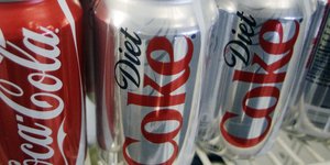 Κουτάκια Coca-Cola και Diet Coke σε ψυγείο επιχείρησης (Φωτογραφία AP/Αρχείο)