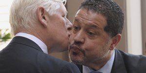 Φωτ. αρχείου: Ο βουλευτής του Καναδά, Μπομπ Ρέι, φιλάει τον Γιάσερ Αμπάς, γιο του Προέδρου της Παλαιστινιακής Εθνικής Αρχής Μαχμούντ Αμπάς (AP Photo/Susan Walsh)