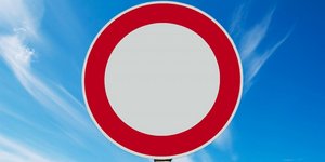 H ταμπέλα απαγόρευσης κυκλοφορίας 