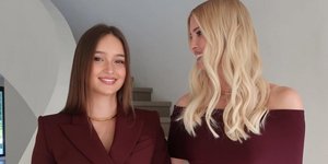 Η Ιβάνκα Τραμπ και η κόρη της, ποζάρουν φορώντας ταιριαστά μπορντό ρούχα 