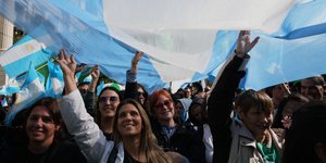 Δεκάδες χιλιάδες διαδηλώσαν στην Αργεντινή υπέρ των δημοσίων πανεπιστημίων και κατά των πολιτικών λιτότητας του Μιλέι