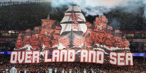 Το πανό των φίλων της Άρσεναλ με το μήνυμα «OVER LAND AND SEA» / Φωτογραφία: AP / Alastair Grant