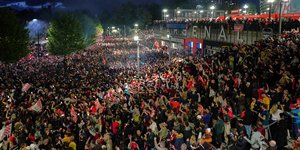 Οπαδοί της Άρσεναλ συγκεντρωμένοι έξω από το Emirates