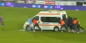 Οι παίκτες σπρώχνουν το ασθενοφόρο
