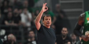 Ο Αταμάν δίνει οδηγίες