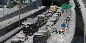 Οχήματα που εγκλωβίστηκαν στην Αττική Οδό