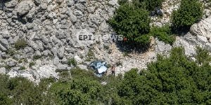 Αυτοκίνητο σε χαράδρα