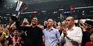 Ο Μπαρτζώκας σηκώνει την κούπα, δίπλα του οι αδελφοί Αγγελόπουλοι