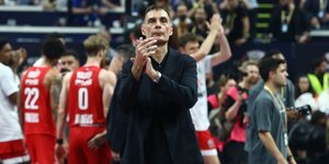 Ο Μπαρτζώκας χειροκροτά