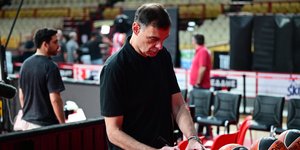 Ο Γιώργος Μπαρτζώκας υπογράφει μπάλες στη media day του Ολυμπιακού.
