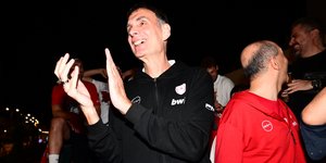 Ο Γιώργος Μπαρτζώκας χειροκροτά