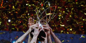 Το τρόπαιο του Basketball Champions League στα χέρια παικτών