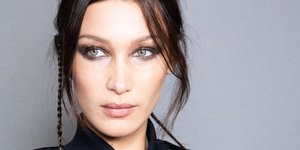 Η Μπέλα Χαντίντ σε κοντινή λήψη