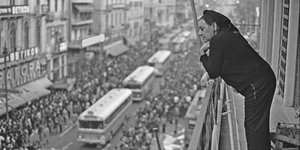 Σοφία Βέμπο στο διαμέρισμα της ιστορικής πολυκατοικίας
