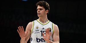 Ο Ταρίκ Μπιμπέροβιτς κατά τη διάρκεια αγώνα χωρίς τη μπάλα