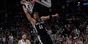 Ο Κάρτερ Μπράιαντ των Σαν Αντόνιο Σπερς καρφώνει με το ένα χέρι