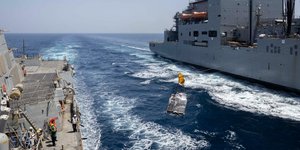 Το USNS Wally Schirra (T-AKE 8) των ΗΠΑ ανεφοδιάζει το αντιτορπιλικό USS Delbert D. Black (DDG 119) εν πλω 