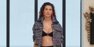μοντέλο έγκυος στην πασαρέλα της Chanel