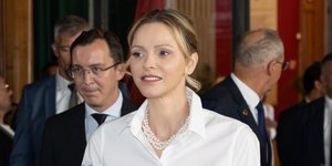 Η Σαρλίν του Μονακό δείχνει το πιο πολυτελές print του καλοκαιριού με κομψό shirt dress και πέρλες