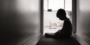 Δεν μπορούμε να βγάλουμε συμπεράσματα για κάποιον με δύσκολη παιδική ηλικία. Όμως, μπορούμε να παρατηρήσουμε ορισμένα μοτίβα συμπεριφοράς του / ISTOCK
