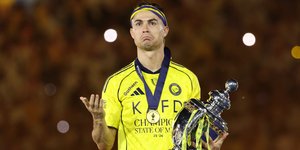 Ο Κριστιάνο Ρονάλντο με την κούπα της Saudi Pro League