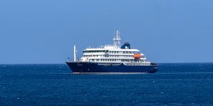 Το κρουαζιερόπλοιο MV Hondius, αγκυροβολημένο έξω από το λιμάνι της Πράια, πρωτεύουσας του Πράσινου Ακρωτηρίου