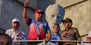 O νυν και ο πρώην πρόεδρος της Κούβας, Μιγκέλ Ντίαζ Κανέλ και Ραούλ Κάστρο
