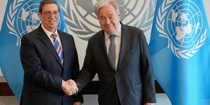 Ο υπουργός Εξωτερικών της Κούβας, Μπρούνο Εδουάρδο Ροδρίγκες Παρίγια, αριστερά, ποζάρει με τον γενικό γραμματέα των Ηνωμένων Εθνών, Αντόνιο Γκουτέρες, στα κεντρικά γραφεία του ΟΗΕ
