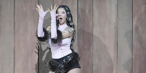 Η DARA από τη Βουλγαρία ερμηνεύει το τραγούδι «Bangaranga» κατά τη διάρκεια του Μεγάλου Τελικού του 70ού Διαγωνισμού Τραγουδιού της Eurovision στη Βιέννη 