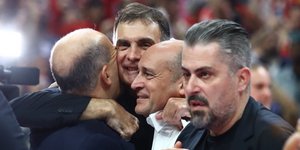 Ο Γιώργος Μπαρτζώκας πανηγυρίζει δακρυσμένος με τους αδερφούς Αγγελόπουλους την κατάκτηση της Euroleague