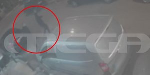 Η στιγμή που νεαροί διαφεύγουν μετά τον ξυλοδαρμό 15χρονου στον Νέο Κόσμο