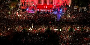 Χιλιάδες κόσμου συγκεντρωμένος στο Δημοτικό Θέατρο