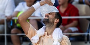 O Tζόκοβιτς με πάγο στο Roland Garros