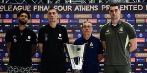 Οι τέσσερις εκπρόσωποι πίσω από την κούπα