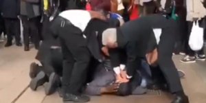 Φρουρός πιέζει με το γόνατο τον λαιμό 35χρονου πριν πεθάνει, στην Ιρλανδία