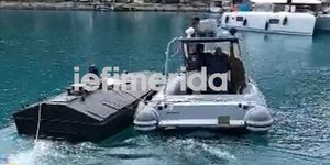 Η στιγμή που το Λιμενικό παρέλαβε το θαλάσσιο drone στη Λευκάδα
