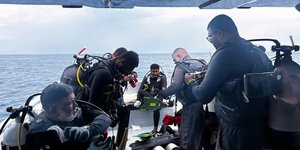 Δύτες προετοιμάζονται για τις έρευνες εντοπισμού τεσσάρων αγνοούμενων Ιταλών δυτών κοντά στο νησί Αλιμάθαα, στην ατόλη Βάαβου των Μαλδίβων